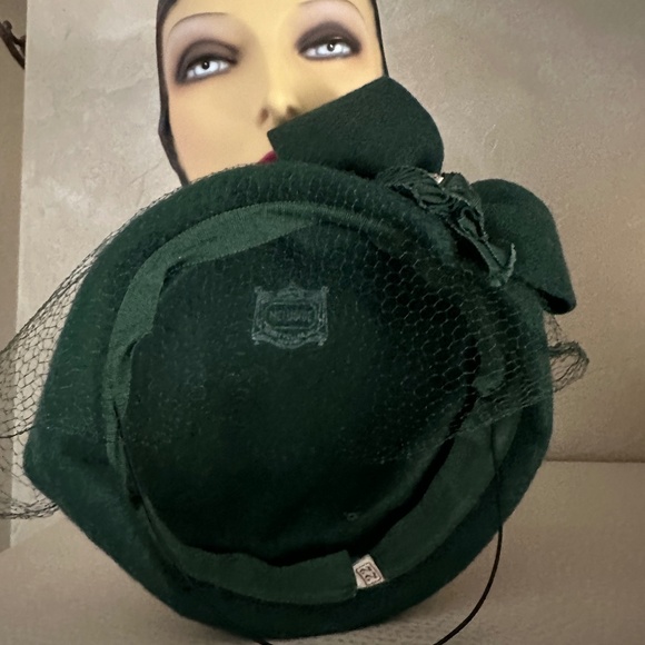 LOVELY 1950s\' GREEN FELT TOQUE WITH LARGE BOW + GROSGRAIN TRIM main image 6